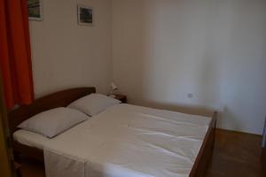 Posteľ alebo postele v izbe v ubytovaní Apartments by the sea Kustici, Pag - 6408
