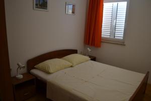 Posteľ alebo postele v izbe v ubytovaní Apartments by the sea Kustici, Pag - 6408