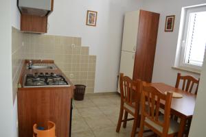 Kuchyňa alebo kuchynka v ubytovaní Apartments by the sea Kustici, Pag - 6408