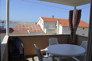 Balkón alebo terasa v ubytovaní Apartments by the sea Kustici, Pag - 6408