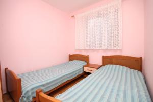 Postel nebo postele na pokoji v ubytování Apartments with a parking space Povljana, Pag - 6297
