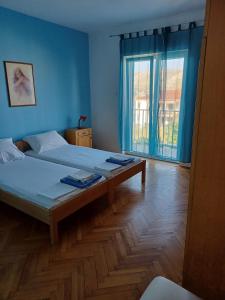 Ένα ή περισσότερα κρεβάτια σε δωμάτιο στο Apartments with parking space Pag - 6325 +32 φωτογραφίες