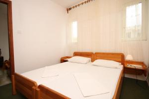 Ένα ή περισσότερα κρεβάτια σε δωμάτιο στο Apartments with a parking space Pag - 6327