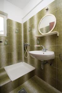 Ένα μπάνιο στο Apartments with a parking space Pag - 6327