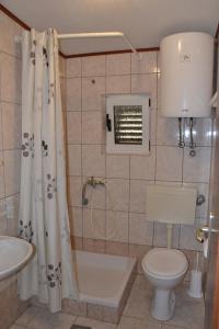 Ein Badezimmer in der Unterkunft Apartments by the sea Kustici, Pag - 6335