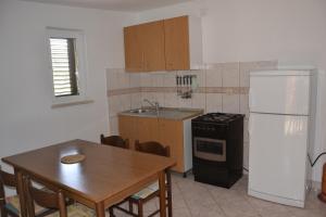 Küche/Küchenzeile in der Unterkunft Apartments by the sea Kustici, Pag - 6335