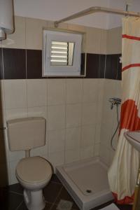 Ein Badezimmer in der Unterkunft Apartments by the sea Kustici, Pag - 6335