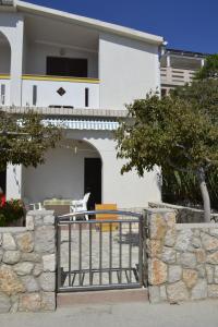 Ein Balkon oder eine Terrasse in der Unterkunft Apartments by the sea Kustici, Pag - 6335