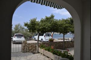 Galeriebild der Unterkunft Apartments by the sea Kustici, Pag - 6335 in Zubovići