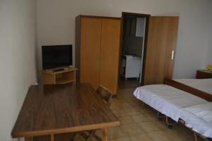 Televízia a/alebo spoločenská miestnosť v ubytovaní Apartments by the sea Kustici, Pag - 6335