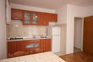 Kuchyň nebo kuchyňský kout v ubytování Apartments by the sea Stara Novalja, Pag - 6375 + 37 fotografií