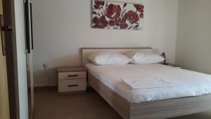 Postel nebo postele na pokoji v ubytování Apartments by the sea Stara Novalja, Pag - 6375