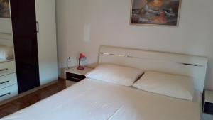 Postel nebo postele na pokoji v ubytování Apartments by the sea Stara Novalja, Pag - 6375