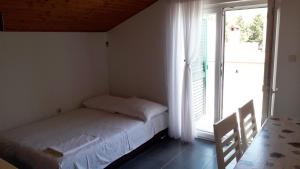 Postel nebo postele na pokoji v ubytování Apartments by the sea Stara Novalja, Pag - 6375