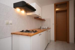 Kuchyň nebo kuchyňský kout v ubytování Apartments with a parking space Mandre, Pag - 6405