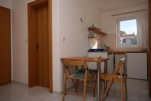 Kuchyň nebo kuchyňský kout v ubytování Apartments with a parking space Mandre, Pag - 6405