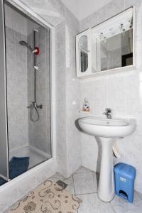 Kúpeľňa v ubytovaní Apartments by the sea Pag - 6383 + 23 fotografií