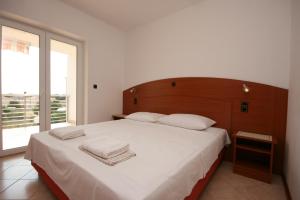 Postel nebo postele na pokoji v ubytování Apartments with a parking space Novalja, Pag - 6398