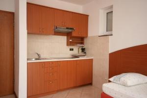 Kuchyň nebo kuchyňský kout v ubytování Apartments with a parking space Novalja, Pag - 6398