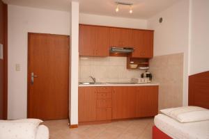 Kuchyň nebo kuchyňský kout v ubytování Apartments with a parking space Novalja, Pag - 6398
