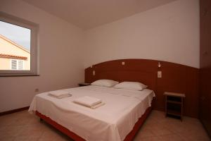Postel nebo postele na pokoji v ubytování Apartments with a parking space Novalja, Pag - 6398