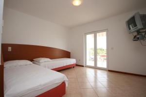 Postel nebo postele na pokoji v ubytování Apartments with a parking space Novalja, Pag - 6398