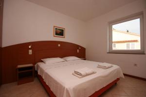 Postel nebo postele na pokoji v ubytování Apartments with a parking space Novalja, Pag - 6398