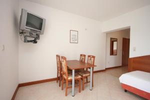 TV a/nebo společenská místnost v ubytování Apartments with a parking space Novalja, Pag - 6398