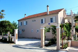 een huis met een boog ervoor bij Apartments by the sea Sukosan, Zadar - 6402 in Sukošan