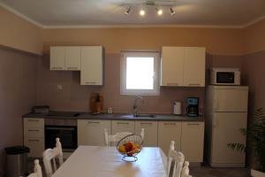 een keuken met een tafel en een fruitschaal bij Apartments by the sea Sukosan, Zadar - 6402 in Sukošan