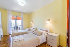 Postel nebo postele na pokoji v ubytování Apartments by the sea Stara Novalja, Pag - 6319