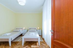 Postel nebo postele na pokoji v ubytování Apartments by the sea Stara Novalja, Pag - 6319