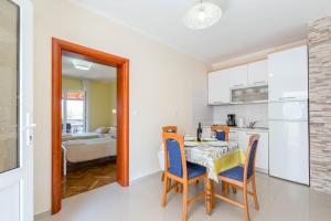 Kuchyň nebo kuchyňský kout v ubytování Apartments by the sea Stara Novalja, Pag - 6319