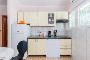 Kuchyň nebo kuchyňský kout v ubytování Apartments by the sea Stara Novalja, Pag - 6319