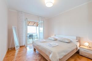 Postel nebo postele na pokoji v ubytování Apartments by the sea Stara Novalja, Pag - 6319