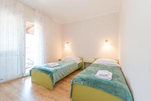 Postel nebo postele na pokoji v ubytování Apartments by the sea Stara Novalja, Pag - 6319