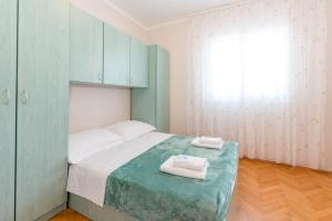 Postel nebo postele na pokoji v ubytování Apartments by the sea Stara Novalja, Pag - 6319