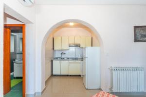 Kuchyň nebo kuchyňský kout v ubytování Apartments by the sea Stara Novalja, Pag - 6319