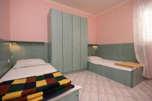 Postel nebo postele na pokoji v ubytování Apartments by the sea Stara Novalja, Pag - 6319