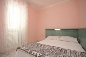 Postel nebo postele na pokoji v ubytování Apartments by the sea Stara Novalja, Pag - 6319