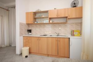 Kuchyň nebo kuchyňský kout v ubytování Apartments with parking spaces Kustici, Pag - 6392