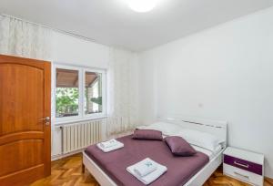 Postel nebo postele na pokoji v ubytování Apartments by the sea Stara Novalja, Pag - 6319