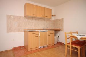 Kuchyň nebo kuchyňský kout v ubytování Apartments with parking spaces Kustici, Pag - 6392