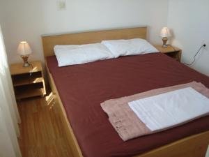 Postel nebo postele na pokoji v ubytování Apartments with parking spaces Kustici, Pag - 6392
