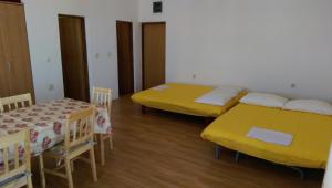 Postel nebo postele na pokoji v ubytování Apartments with parking spaces Kustici, Pag - 6392