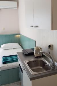 Postel nebo postele na pokoji v ubytování Apartments by the sea Stara Novalja, Pag - 6319
