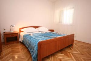 Postel nebo postele na pokoji v ubytování Apartments by the sea Stara Novalja, Pag - 6375