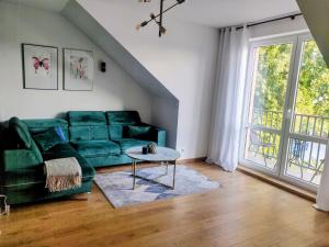 Część wypoczynkowa w obiekcie Zielony apartament z widokiem na jezioro