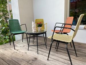 4 chaises et une table sur une terrasse dans l'établissement Bed&Bike Bruneck - Brunico, à Brunico