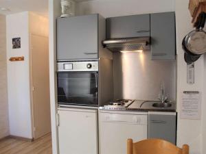 ヴァールにあるStudio cosy au pied des pistes à Vars - FR-1-330B-116のコンロと電子レンジ付きのキッチン +6枚の写真